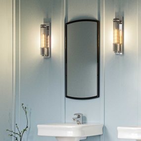 Wellington 40cm Krom baderomslampe Fra Elstead Lighting - Laget av høykvalitets stål og glass, gir den en luksuriøs følelse med sin polerte kromfinish og riflet glasskuppel som skaper en vakker lysspredning.