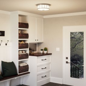 Guardian Ø35 Børstet nikkel baderomslampe Fra Elstead Lighting - Den b&oslash;rstede nikkelfinishen og den geometriske rammen gir lampen et elegant utseende, mens det opalglass sprer et behagelig og mykt lys.