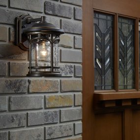 Marblehead Bronse utendørslampe Fra Elstead Lighting - Laget av et værbestandig materiale og støttet av en 5-års garanti, er denne lampen bygget for å vare i mange år.