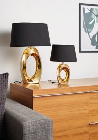 Taba 33cm Gull bordlampe Fra Trio Lighting - Med sine 23x33 cm er den perfekt som nattbordslampe, på en byr&aring; eller et sidebord og er et skikkelig blikkfang selv om dagen.