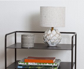 Rosanna 30cm Beige bordlampe Fra Cottex - Den keramiske lampefoten i en rustikk hvit farge kombinert med den beige linskjermen bidrar til en harmonisk atmosfære i rommet.