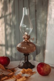 Esmeralda Brun Fra Strömshaga - Den klassiske formen med en elegant fot gjør Esmeralda til en stemningsfull interiørdetalj som passer like godt inn i tradisjonelle som moderne hjem.