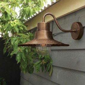 Sheldon Antikk messing utendørslampe Fra Elstead Lighting - Sheldon er både robust og stilig, perfekt for å skape en klassisk og moderne atmosfære.