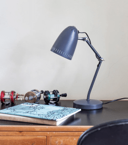 Dynamo 40cm Mørk grå skrivebordslampe Fra Superliving - Lampens minimalistiske design og robuste konstruksjon kombinerer stil med holdbarhet, noe som gjør den til en ideell detalj for både moderne og klassiske miljøer.