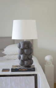 Bubbles 47cm Grå lampefot Fra Hallbergs - Det sprudlende designet har en gr&aring; farge og imiterer betong.
