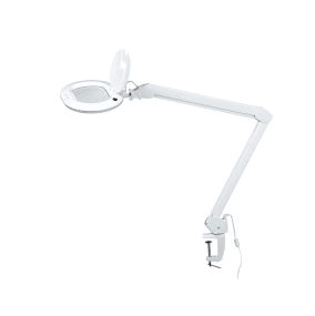 Tibro 120cm Hvit skrivebordslampe Fra Armaturhantverk - Den er utstyrt med et velutviklet forst&oslash;rrelsesglass med 5 dioptrier forst&oslash;rrelse (2,25 ganger forst&oslash;rrelse), noe som gj&oslash;r lampen perfekt for detaljarbeid som krever ekstra presisjon.