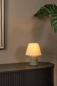 Macia 27cm Grønn bordlampe Fra Lucide - Den keramiske lampefoten har en jordgr&aring; farge som i kombinasjon med den heklede linskjermen skaper en koselig atmosf&aelig;re i hjemmet.