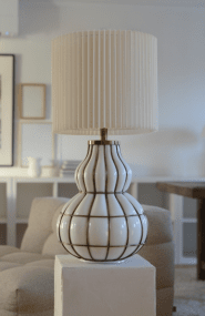 Beatrice 50cm Hvit Fra Hallbergs - Grace Kelly er en vakker bordlampe med elegant design.