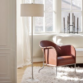 Soft Hvit/sand Fra Belid - Soft gulvlampe er en stilig og harmonisk lampe med en skjerm i hvit, europeisk dyrket lin og en nettingstang i sandfarget metall.