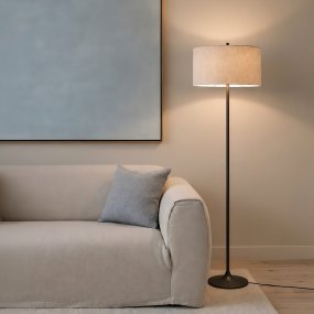 Soft Natur/bronse Fra Belid - Soft gulvlampe er en stilig og harmonisk lampe med en skjerm i naturlig, europeisk dyrket lin og en nettingstang av metall i metallisk bronsefarge.