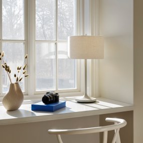 Soft 64cm Hvit/sand bordlampe Fra Belid - Soft bordlampe er en stilig og harmonisk lampe med en skjerm i hvitt, europeisk dyrket lin og en base i sandfarget metall.