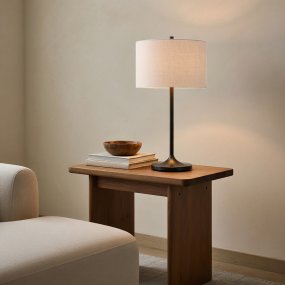 Soft 64cm Hvit/bronse bordlampe Fra Belid - Soft bordlampe er en stilig og harmonisk lampe med en skjerm i hvitt, europeisk dyrket lin og en base i metallisk bronsefinish.