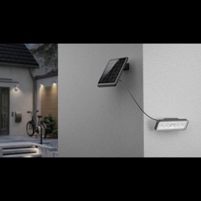 Batteridrevet lyskaster med sensor Svart Fra Designlight - Hvis armaturen registrerer bevegelse, lyser den opp med 100 % lysstyrke (1000lm) i 18 sekunder f&oslash;r den deretter lyser opp med et grunnlys p&aring; omtrent 30-50lm.