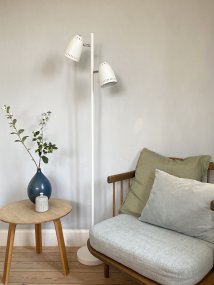 Dynamo 2 Hvit gulvlampe Fra Superliving - Skjermene kan vinkles og roteres hele 345&deg;, noe som gj&oslash;r det enkelt &aring; rette lyset akkurat dit du trenger det &ndash; perfekt som leselampe eller stemningsfull belysning i stuen.