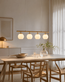 Globi 4 78cm Børstet messing/hvit Taklampe Fra Nordic Lighting - Globi blir et dekorativt blikkfang som passer like godt i moderne hjem som i mer klassiske milj&oslash;er.