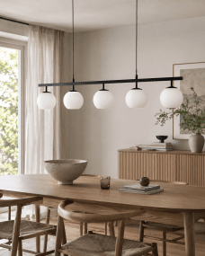 Globi 5 120cm Svart og hvitt Taklampe Fra Nordic Lighting - Globi 5 blir et dekorativt blikkfang som passer like godt i moderne hjem som i mer klassiske milj&oslash;er.