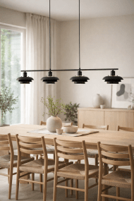 Stealth 120cm Svart Taklampe Fra Nordic Lighting - Stealth er en stilig taklampe i svart metall med fire nedadvendte skjermer som gir et behagelig, rettet lys over for eksempel et spisebord eller kj&oslash;kken.