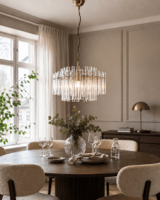 Lancaster Ø54 Messing/gjennomsiktig Taklampe Fra Lampan - En lampe som kombinerer eleganse og enkelhet p&aring; en harmonisk m&aring;te &ndash; og som l&oslash;fter interi&oslash;ret med sin subtile gl&oslash;d og tidl&oslash;se sjarm.