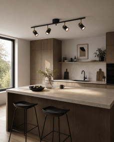 Lynx 4 Svart spotlight Fra Nordic Lighting - Lynx er en elegant spotlight med industridesign i svart metall med messingdetaljer.