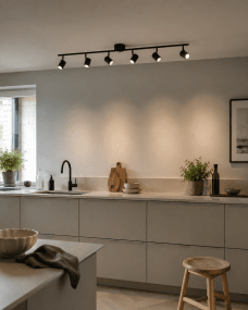 Omega 6 Svart spotlight Fra Nordic Lighting - Omega er en klassisk spotlight med tidl&oslash;st design i svart metall.