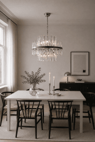 Berwick Ø50 Gjennomsiktig krystall Fra Lampan - De klare glassprismene er plassert p&aring; flere niv&aring;er og reflekterer lyset vakkert, noe som skaper glitrende refleksjoner og en eksklusiv f&oslash;lelse i rommet.