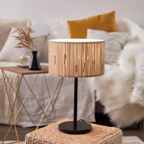 Wimea 40cm Natur bordlampe Fra Brilliant - Dette naturlige og bærekraftige materialet vokser raskt, kan dyrkes på land som ikke er egnet for matproduksjon og gir interiøret en varm og naturlig følelse.