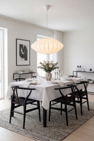Josefine Ø50 Hvit Fra Aneta Lighting - Den gener&oslash;se skjermen er laget av kunstig silke, noe som gir lampen en vakker tekstur og et mykt lys n&aring;r den er tent.