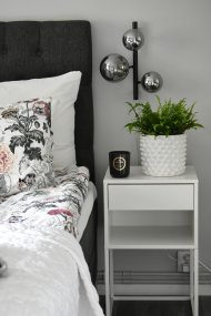 Molekyl 36cm Røykgrå vegglampe Fra Aneta Lighting - Den er laget av svart metall og har skjermer i røykfarget glass som sprer et mykt og behagelig lys.