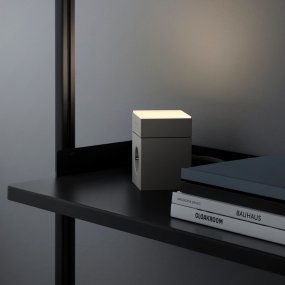 LAMP 1 - EU Grå Fra Avolt - Denne hendige lille lampen kobles direkte til stikkontakten (230V) og er perfekt som nattlampe eller stemningsbelysning i gangen, soverommet eller andre rom der du &oslash;nsker et mykt lys.
