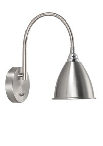 Smögen Nikkel leselampe Fra Armaturhantverk - Lampen har en praktisk strømbryter på sokkelen og er et funksjonelt og dekorativt tillegg til hjemmet ditt.