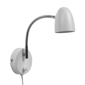 Koster Hvit leselampe Fra Armaturhantverk - Denne moderne vegglampen kombinerer en stilig hvit skjerm med kromdetaljer for en elegant og funksjonell design.