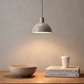 Vienda Ø20 Beige Fra Herstal - Vienda er en stilig pendellampe i metall med en myk beige farge og tidl&oslash;st design.