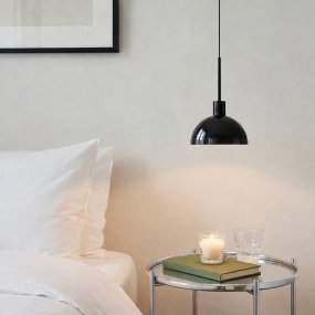 Vienda Ø20 Svart Fra Herstal - Vienda er en stilig pendellampe i metall med blank sort farge og tidl&oslash;st design.