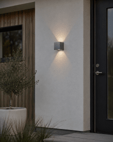 Alu Box 12cm Aluminium vegglampe Fra Lampan - Det unike designet skaper et vakkert opp- og nedlys som faller mykt mot veggen og gir rommet en hyggelig og innbydende atmosf&aelig;re.