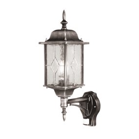 Wexford Sølv utendørslampe Fra Elstead Lighting - Lampen er utstyrt med en praktisk bevegelsessensor som automatisk slår på lyset når det er bevegelse innenfor en avstand på 1–8 meter og en deteksjonsvinkel på 120 grader.