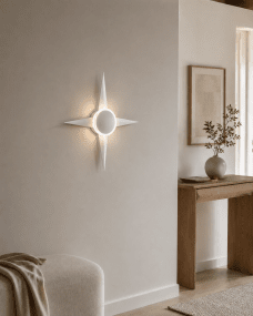 Bari 55cm Hvit vegglampe Fra Lampan - Designet vegglampe med integrert LED som gir et fint, hvitt dekorativt lys b&aring;de p&aring; veggen og gjennom akrylringen.