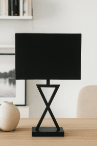 X-factor 54cm Svart bordlampe Fra Nordic Lighting - X-factor bordlampe kombinerer en moderne geometrisk metallbase i en elegant svart finish med en svart linskjerm.