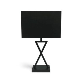 X-factor 54cm Svart bordlampe Fra Nordic Lighting - X-factor bordlampe kombinerer en moderne geometrisk metallbase i en elegant svart finish med en svart linskjerm.