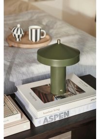 Hatto 25cm Grønn Fra OYOY - Med en dimbar funksjon i tre niv&aring;er og energieffektiv LED gir den justerbart og komfortabelt lys for ulike behov.