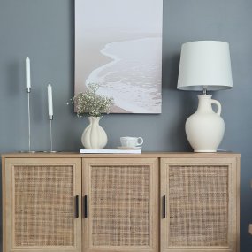 Athena 58cm Naturlig hvit bordlampe Fra Aneta Lighting - Med en buet keramisk base i form av en antikk mugge, gir den et rustikk preg til hjemmet ditt.