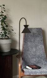 Coni Svart gulvlampe Fra Aneta Lighting - Den nydelige Coni gulvlampen i et moderne design harmonerer med både et klassisk og landlig interiør.