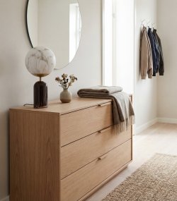 Pierre 42cm Svart og hvitt Fra Aneta Lighting - Den solide, svarte steinbasen gir lampen et karakteristisk uttrykk og kompletteres av stilige metalldetaljer i matt messingfinish.