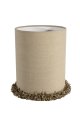 Lampshade Cylinder Fringe Ø22 Natur Fra Alde & Lind - Kantene er nøye brettet, og langs den nederste kanten går en dekorativ, kraftig blondefrynse som gir lampeskjermen en elegant og eksklusiv detalj.