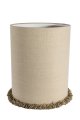 Lampshade Cylinder Fringe Ø30 Natur Fra Alde & Lind - Kantene er nøye brettet, og langs den nederste kanten går en dekorativ, kraftig blondefrynse som gir lampeskjermen en elegant og eksklusiv detalj.