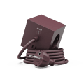 Square 1 with 30W Dual USBC & Magnetic base, 1.8m Burgunder Fra Avolt - Bytt fra Avolt med et stilig design med en lang PVC-ledning, en kube laget av resirkulert plast og en magnetisk plate nederst som kan henges p&aring; veggen.