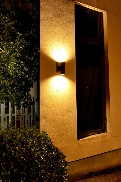 Oden Duo Svart utendørslampe Fra Lampan - Lampan lyser fint b&aring;de upp och ner p&aring; v&auml;ggen.