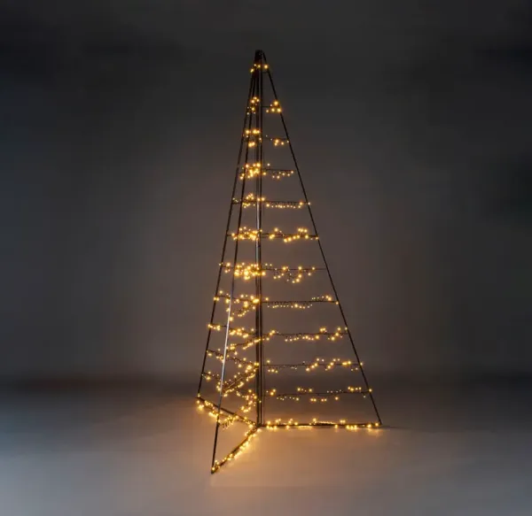 Metalldekorasjon Pyramide 240cm Svart Fra Konstsmide - Med 651 varme ravfargede LED-lys sprer den en elegant gl&oslash;d og skaper en magisk atmosf&aelig;re.
