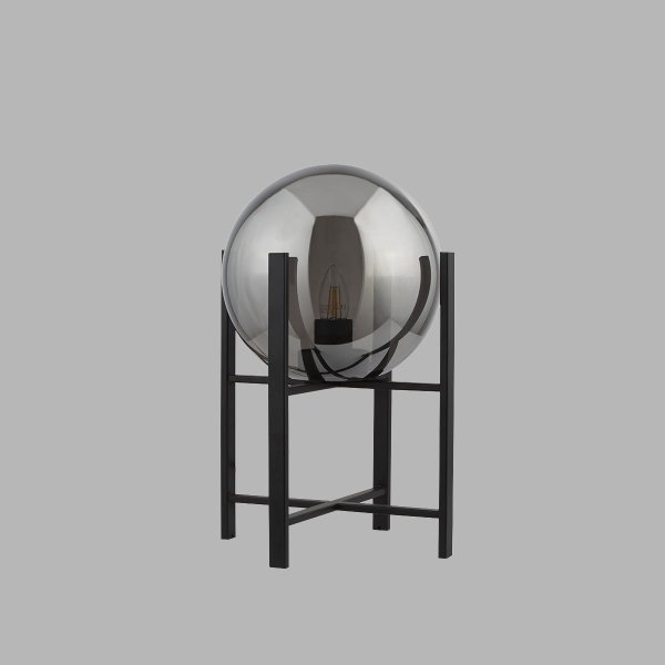 Amsterdam 43cm Svart bordlampe Fra Searchlight - Amsterdam bordlampe har en matt svart finish og et firbent stativ som holder en stor røykfarget, avrundet glasskuppel.