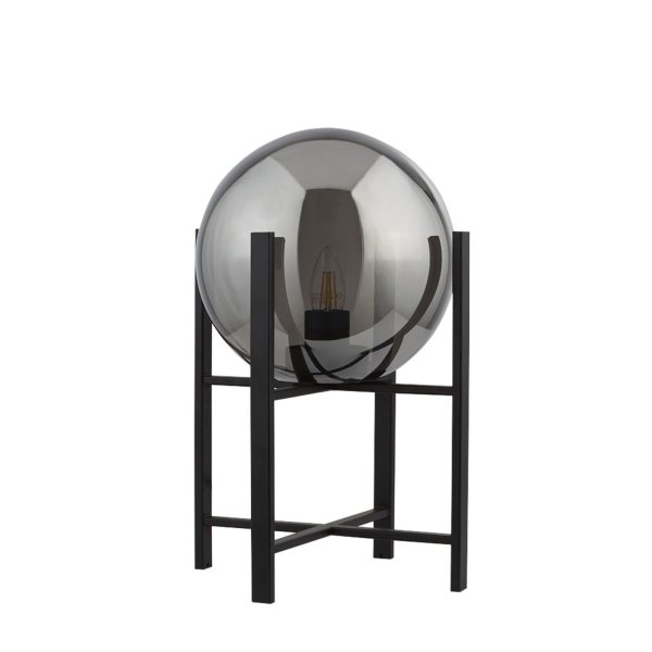 Amsterdam 43cm Svart bordlampe Fra Searchlight - Amsterdam bordlampe har en matt svart finish og et firbent stativ som holder en stor røykfarget, avrundet glasskuppel.