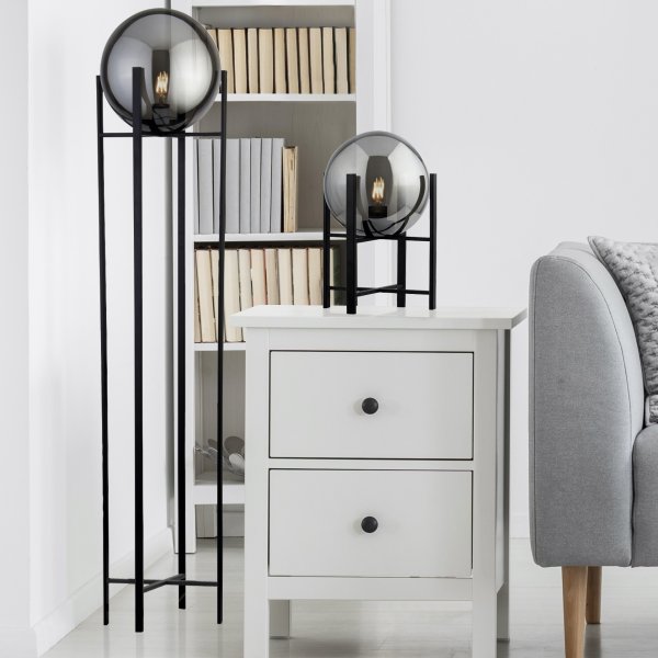 Amsterdam 43cm Svart bordlampe Fra Searchlight - Amsterdam bordlampe har en matt svart finish og et firbent stativ som holder en stor røykfarget, avrundet glasskuppel.